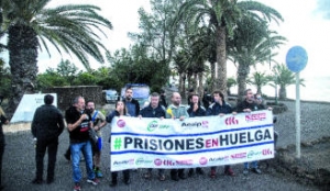 Funcionarios de la c&aacute;rcel y miembros de VOX protestan frente a La Mareta