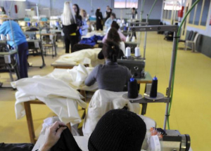 Marlaska paraliza las f&aacute;bricas de las prisiones: 12.500 presos trabajan en ellas