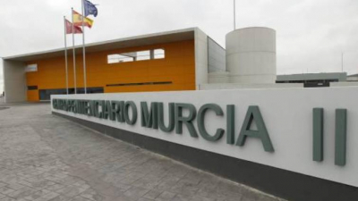 Un preso peligroso provoca un incendio en el m&oacute;dulo de aislamiento de Murcia II