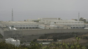 Un preso del Salto del Negro con probable enfermedad mental agrede a un funcionario penitenciario de forma sorpresiva